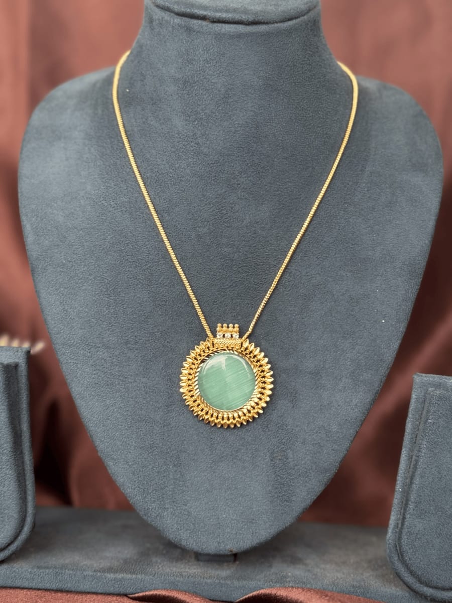 Royal Medallion Pendant Set NK242