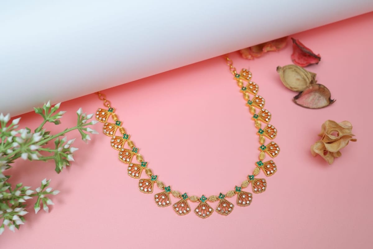 GRACEFUL PETAL STONED NECKLACE N517