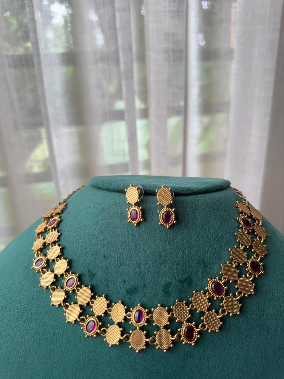 KEMP ANTIQUE OVAL NECKLACE H123
