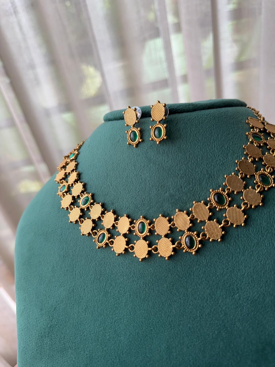 KEMP ANTIQUE OVAL NECKLACE H123