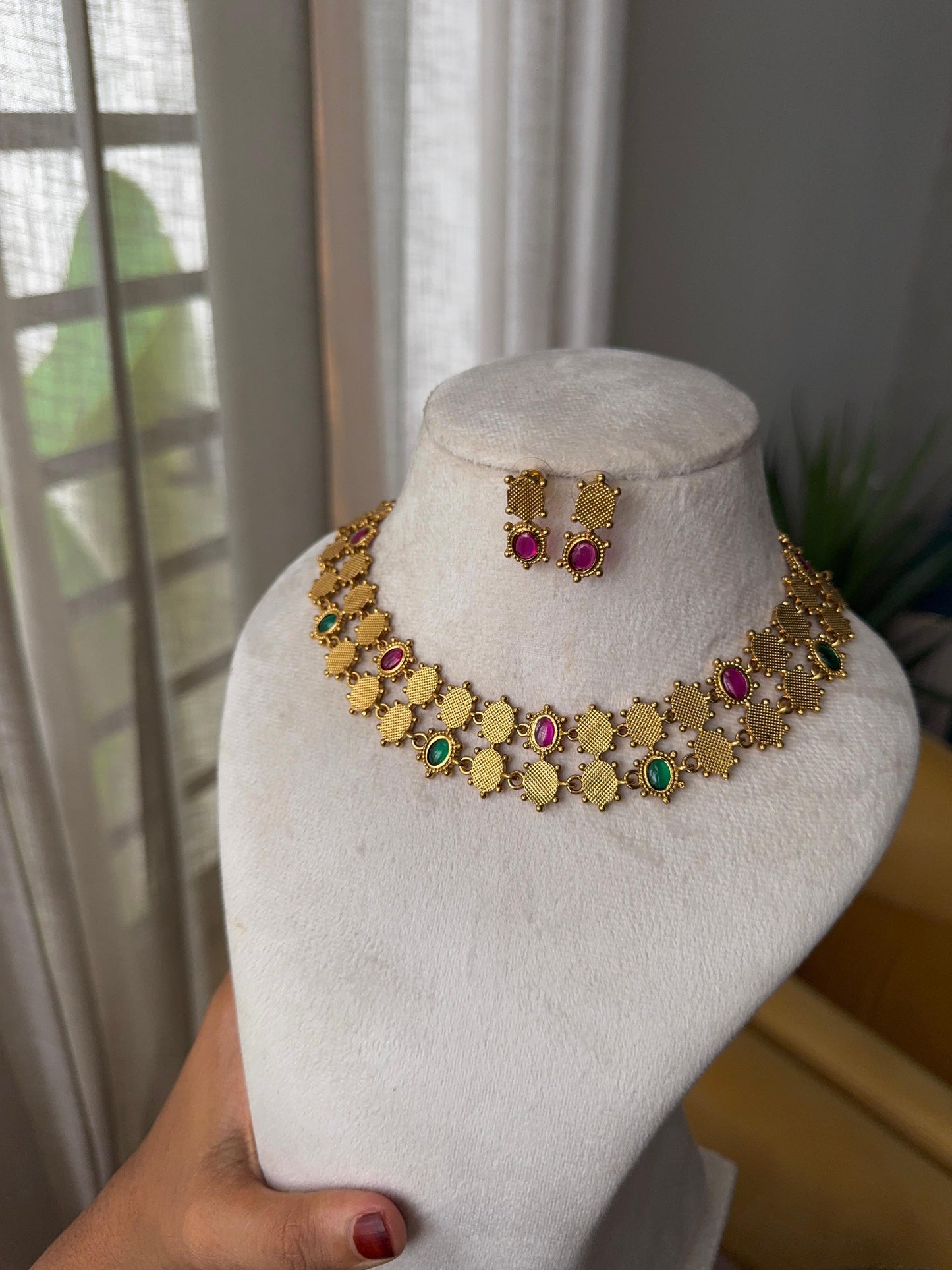KEMP ANTIQUE OVAL NECKLACE H123