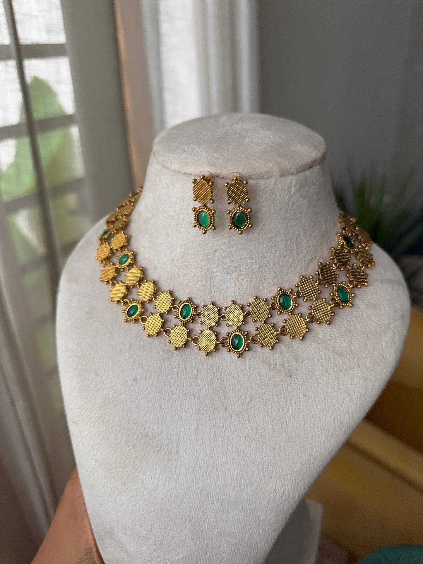 KEMP ANTIQUE OVAL NECKLACE H123
