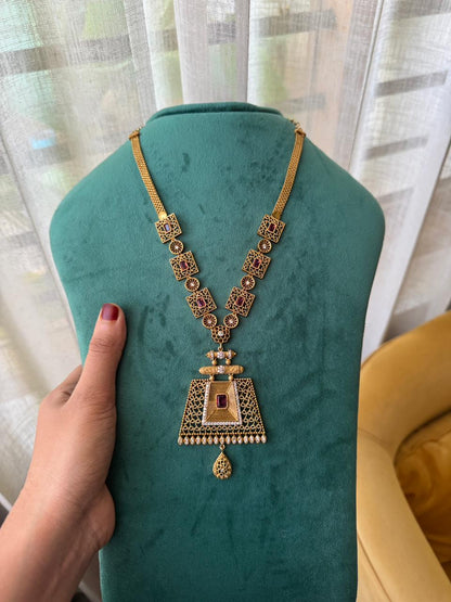 Noor Geometric Pendant Necklace HH-125