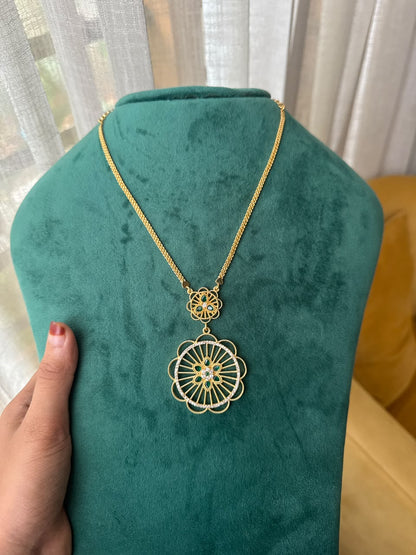 Floral Wheel Pendant Necklace HH169