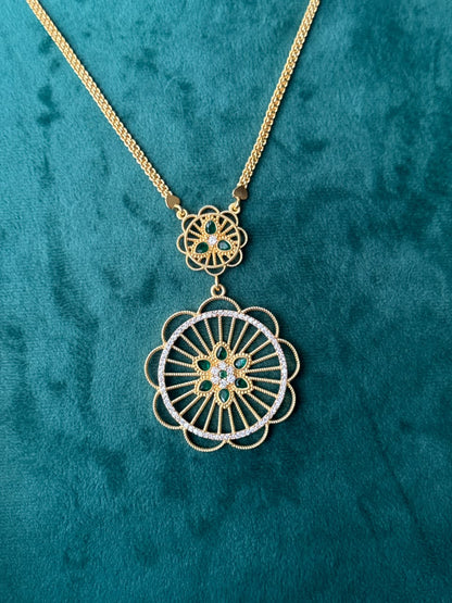 Floral Wheel Pendant Necklace HH169