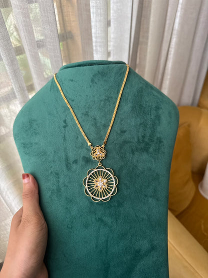 Floral Wheel Pendant Necklace HH169