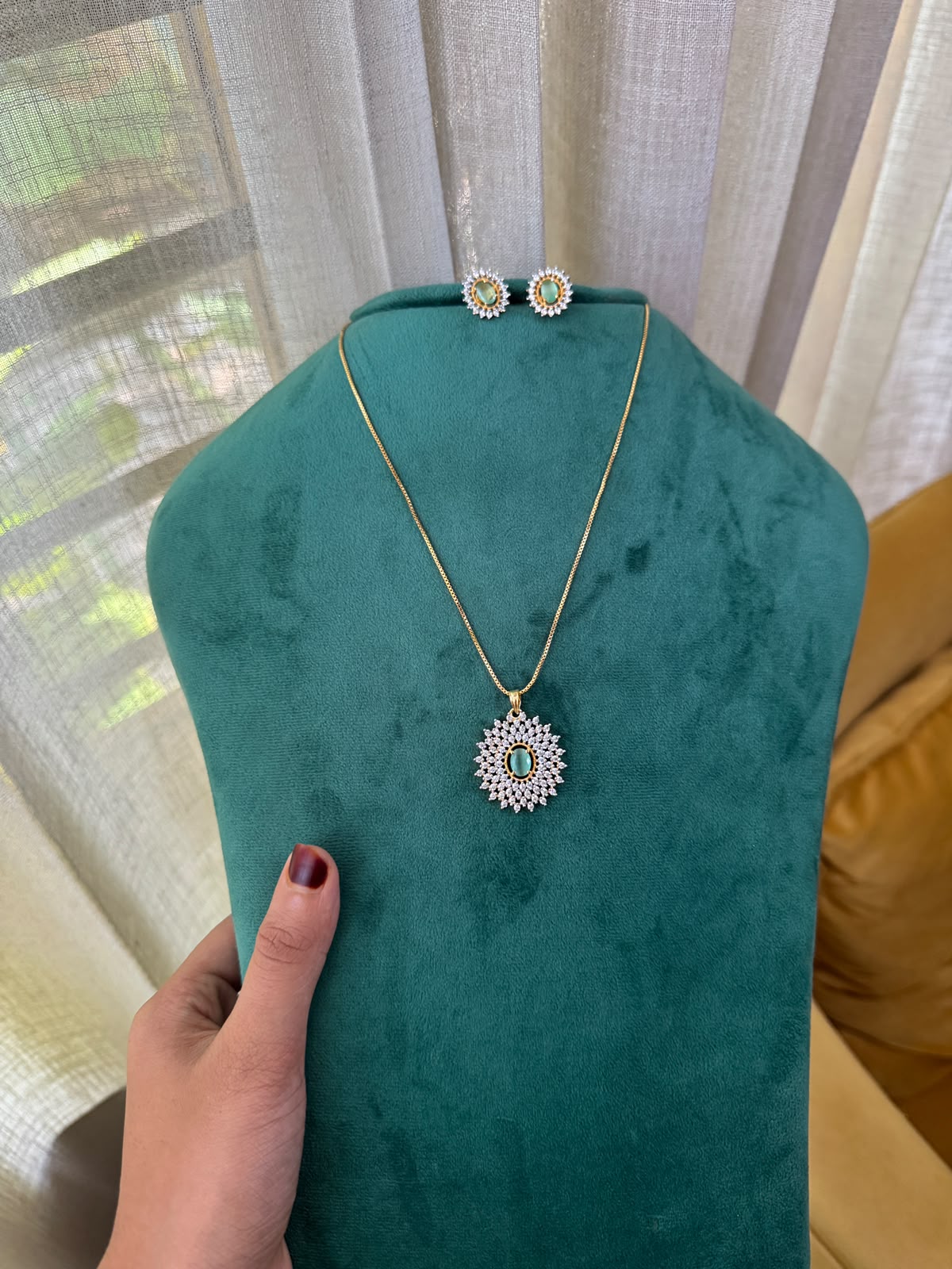 Noorika Pendant Set HH182