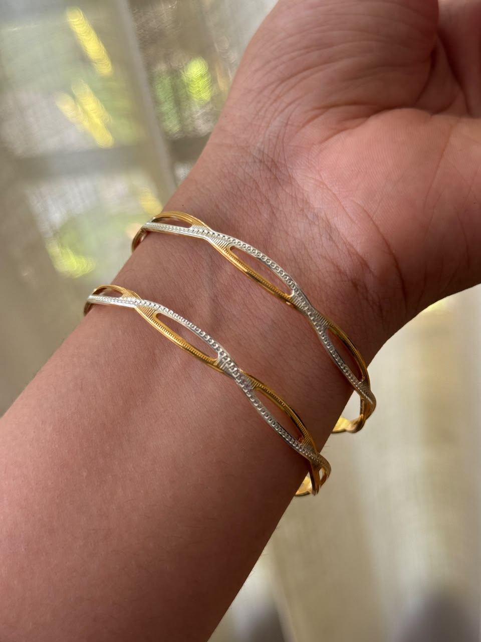 Nyra Twist Bangle HH119