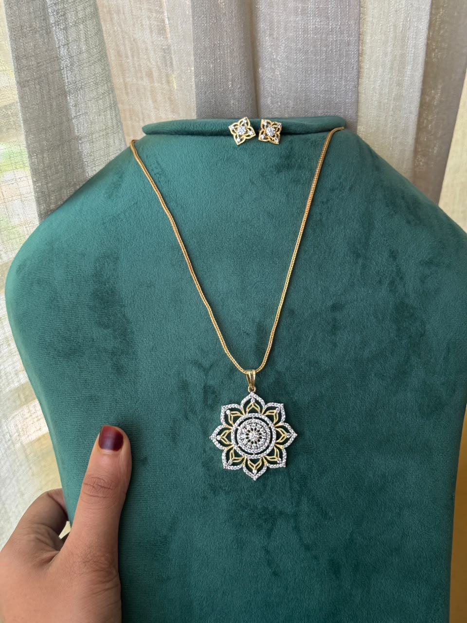 ZELORIA – Floral Radiance Necklace Set HH183