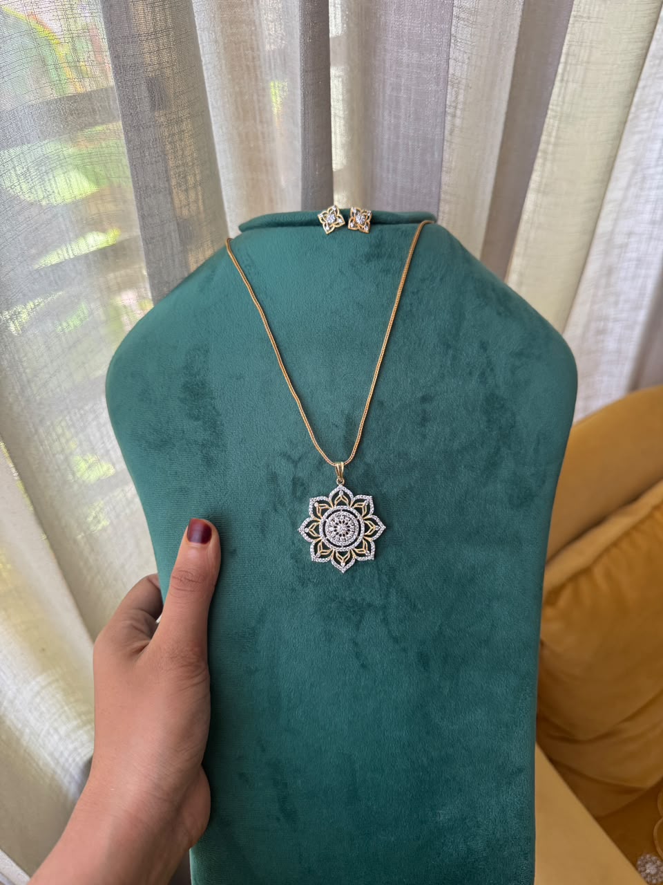 ZELORIA – Floral Radiance Necklace Set HH183
