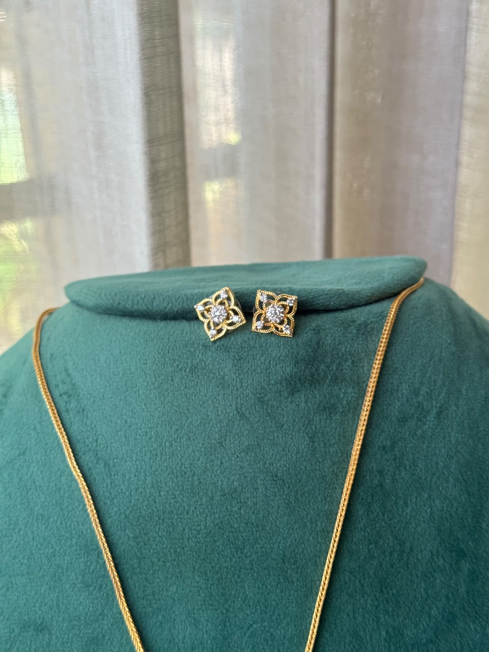 ZELORIA – Floral Radiance Necklace Set HH183