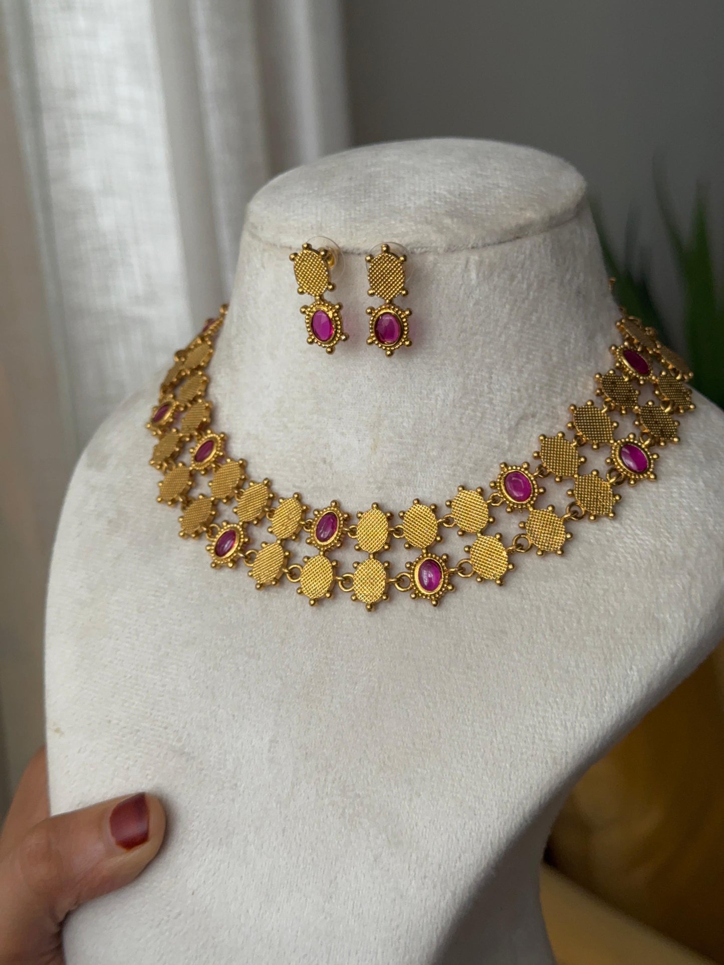 KEMP ANTIQUE OVAL NECKLACE H123